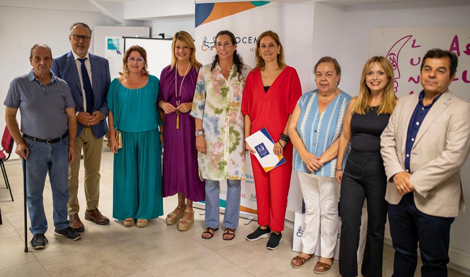 La consejera de Inclusión Social, Loles López, durante su visita a la sede de Cocemfe en Huelva.